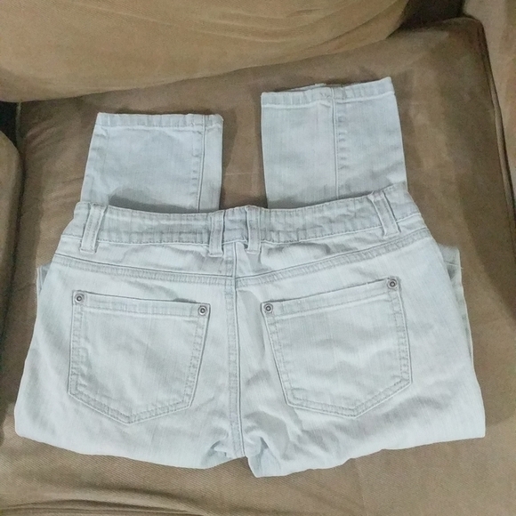 Forever 21 Light Wash Straight Leg Distressed Jeans - size 25 - 31" inseam - Picture 5 of 6